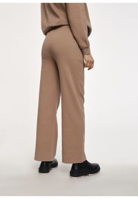 Ochnik - Damskie spodnie dresowe z przeszyciem. Kolor: beżowy. Materiał: bawełna #4