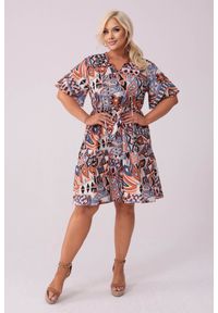 Moda Size Plus Iwanek - Bawełniana sukienka Laura w denimowych odcieniach PLUS SIZE OVERSIZE XXL. Okazja: na co dzień. Kolekcja: plus size. Materiał: bawełna. Wzór: ze splotem, geometria. Typ sukienki: oversize, dla puszystych. Styl: casual, elegancki