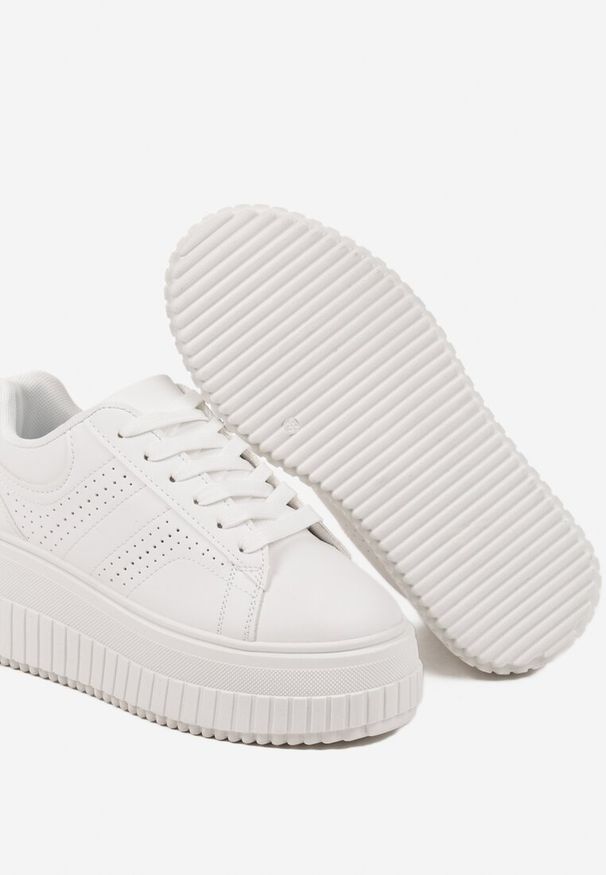 Renee - Białe Sneakersy na Platformie Ozdobione Perforacją Eleainna. Okazja: na co dzień. Kolor: biały. Materiał: jeans. Wzór: aplikacja. Obcas: na platformie