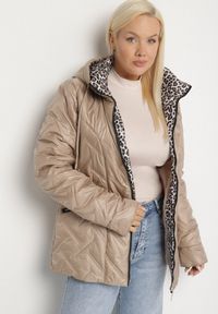 Born2be - Beżowa Pikowana Kurtka z Kapturem i Podszewką w Panterkę Felandre. Okazja: na co dzień, na spacer. Typ kołnierza: kaptur. Kolekcja: plus size. Kolor: beżowy. Materiał: jeans. Wzór: motyw zwierzęcy. Styl: klasyczny, casual