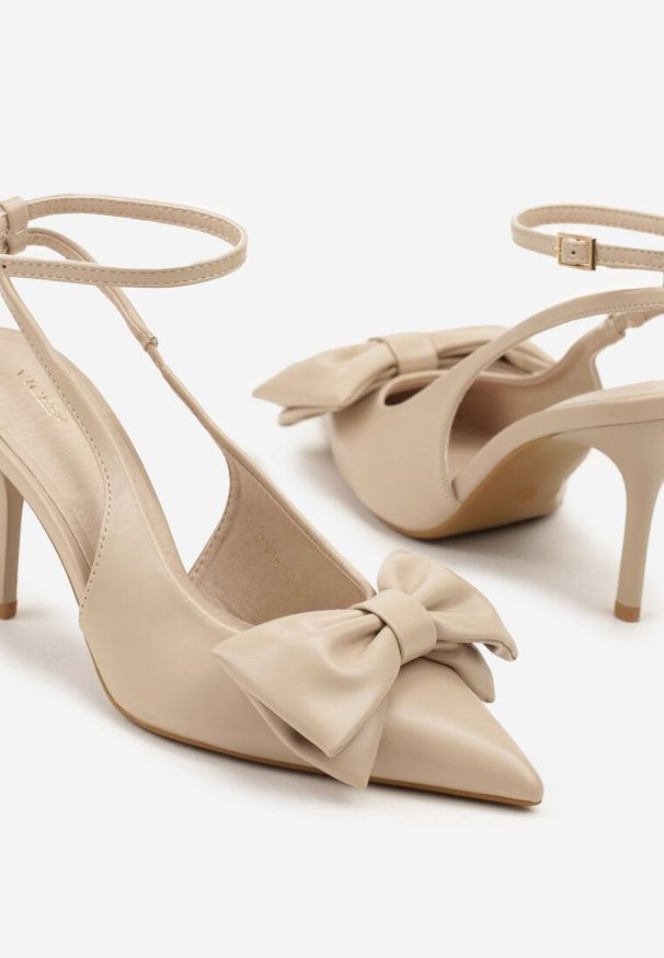 Renee - Ciemnobeżowe Sandały Vices na Szpilce Slingback Ozdobione Kokardą Tilvanea. Okazja: na ślub cywilny, na co dzień, na wesele. Zapięcie: sprzączka. Kolor: beżowy. Wzór: aplikacja. Obcas: na szpilce. Styl: elegancki, casual