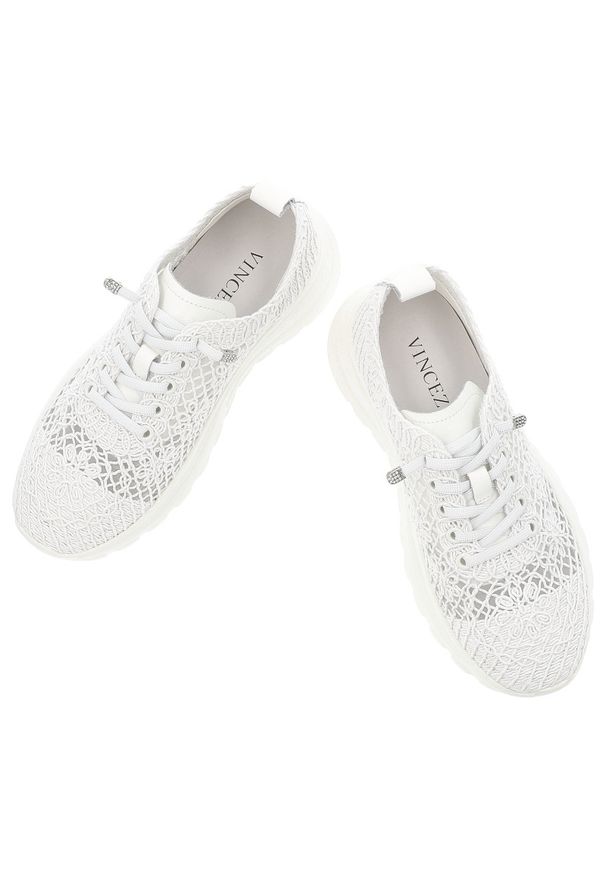 Białe Sneakers Vinceza Modne Obuwie Damskie. Okazja: na co dzień. Zapięcie: sznurówki. Kolor: biały. Szerokość cholewki: normalna. Wzór: kwiaty, ażurowy, aplikacja. Obcas: na platformie