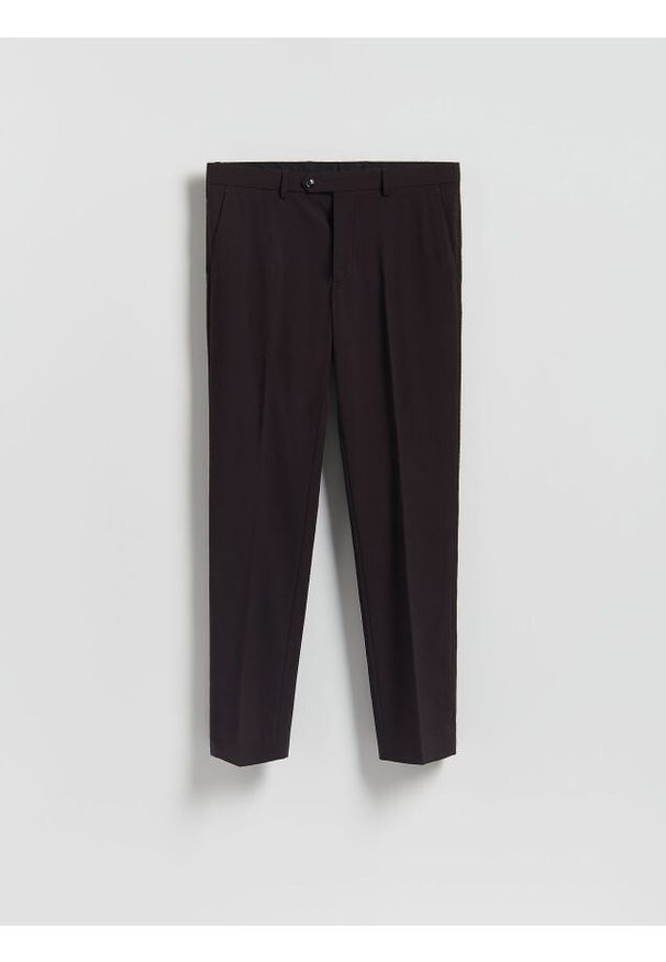 Reserved - Garniturowe spodnie slim fit - mahoniowy. Kolor: brązowy. Materiał: wiskoza, tkanina