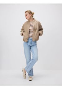 Reserved - Kurtka bomberka oversize - beżowy. Kolor: beżowy. Materiał: tkanina. Wzór: gładki #1