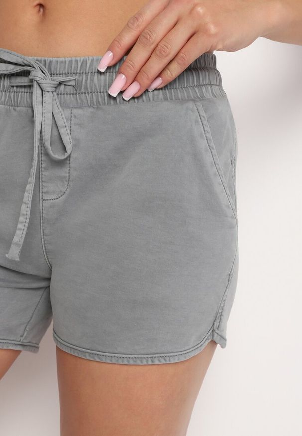 Born2be - Szare Bawełniane Szorty z Gumką w Talii Cazorea. Okazja: na co dzień. Kolor: szary. Materiał: bawełna. Sezon: lato. Styl: elegancki, casual