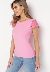 Born2be - Różowa Bluzka Prążkowana z Koronkowymi Wstawkami i Cekinami Esmalde. Kolor: różowy. Materiał: prążkowany, koronka. Styl: klasyczny, elegancki #1
