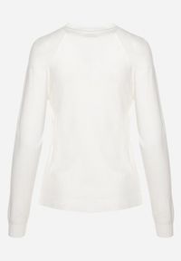 Born2be - Biały Sweter Ozdobiony Cekinami Koralikami i Cyrkoniami w Kształcie Kwiatka Romiella. Okazja: na co dzień. Kolor: biały. Materiał: jeans. Wzór: kwiaty, aplikacja. Styl: elegancki, casual, klasyczny #4