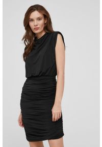 Answear Lab sukienka kolor czarny mini dopasowana. Kolor: czarny. Materiał: dzianina. Typ sukienki: dopasowane. Styl: wakacyjny. Długość: mini #3