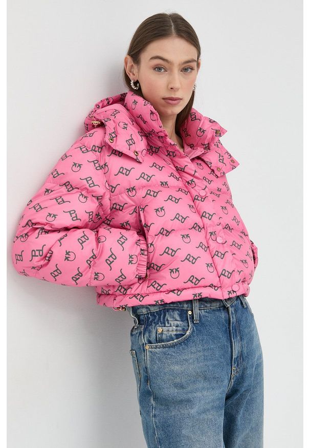 Pinko kurtka damska kolor różowy zimowa. Okazja: na co dzień. Kolor: różowy. Sezon: zima. Styl: casual