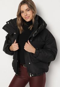 Born2be - Czarna Oversizowa Kurtka Bomberka z Kapturem i Ozdobnymi Kieszeniami Nalana. Okazja: na spacer, na co dzień. Typ kołnierza: kaptur. Kolor: czarny. Materiał: dzianina, jeans, poliester. Wzór: aplikacja. Styl: casual, sportowy #5
