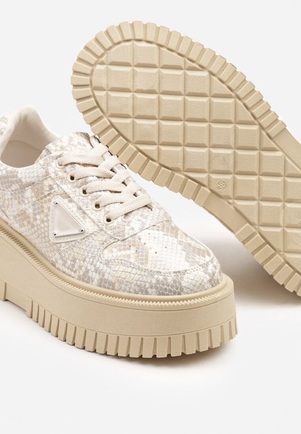 Renee - Beżowe Sneakersy na Platformie z Tłoczeniem Ozdobione Wężowym Printem Halinea. Okazja: na imprezę, na co dzień. Kolor: beżowy. Materiał: skóra, jeans. Wzór: nadruk, aplikacja. Obcas: na platformie