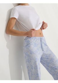 Sinsay - Bawełniana piżama dwuczęściowa z motywem kwiatowym - biały. Kolor: biały. Materiał: bawełna. Wzór: kwiaty