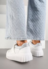 Born2be - Białe Sneakersy na Grubej Podeszwie Ozdobione Suwakiem Elearice. Okazja: na co dzień. Kolor: biały. Materiał: jeans. Wzór: aplikacja