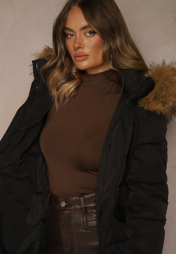 Renee - Czarna Pikowana Kurtka o Długim Kroju z Paskiem i Kapturem z Futrem Aveslia. Kolor: czarny. Materiał: futro. Długość: długie
