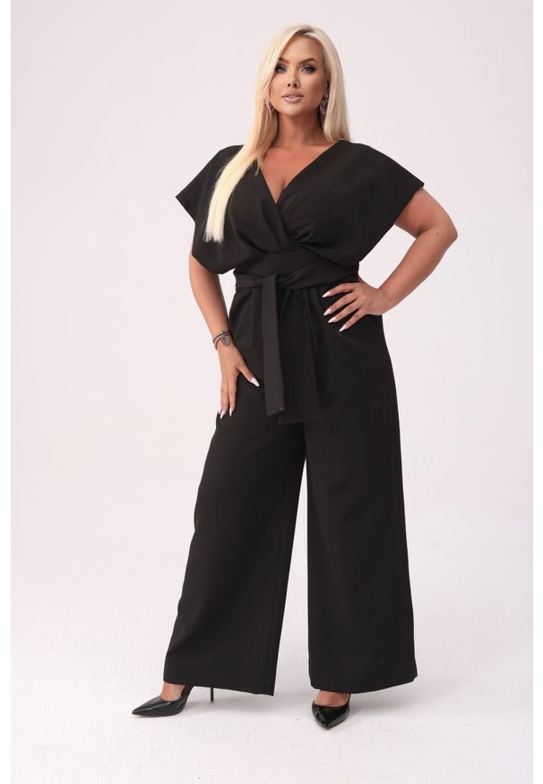 Moda Size Plus Iwanek - Elegancki czarny kombinezon Valentina XXL OVERSIZE. Okazja: na imprezę. Stan: podwyższony. Kolor: czarny. Materiał: tkanina, elastan, poliester. Długość: krótkie. Wzór: gładki. Styl: elegancki