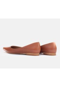 Marco Shoes Subtelne balerinki brązowe. Nosek buta: szpiczasty. Kolor: brązowy. Materiał: skóra, zamsz. Obcas: na obcasie. Styl: klasyczny. Wysokość obcasa: niski