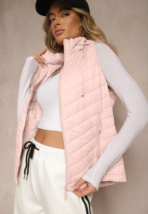 Renee - Różowa Kamizelka z Ozdobnym Pikowaniem i Kapturem z Możliwością Odpięcia Ninaviona. Okazja: na co dzień. Kolor: różowy. Materiał: jeans. Styl: klasyczny, elegancki, casual