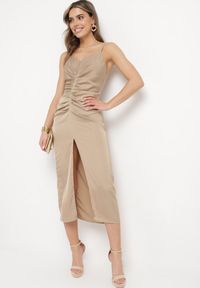 Born2be - Beżowa Satynowa Sukienka Koktajlowa z Ozdobnym Drapowaniem i Rozcięciem Saligurtia. Okazja: na imprezę. Kolor: beżowy. Materiał: satyna. Długość rękawa: na ramiączkach. Wzór: aplikacja. Sezon: lato. Styl: wizytowy #1