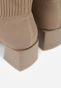 Renee - Ciemnobeżowe Botki za Kostkę z Elastycznego Materiału na Geometrycznym Słupku Aidara. Okazja: na co dzień. Kolor: beżowy. Szerokość cholewki: normalna. Wzór: geometria. Wysokość cholewki: za kostkę. Materiał: materiał. Sezon: jesień, wiosna. Obcas: na słupku. Styl: casual, elegancki. Wysokość obcasa: średni #7