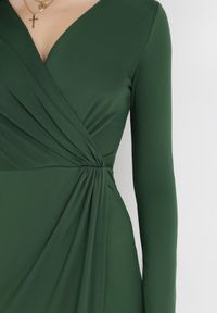 Born2be - Ciemnozielona Sukienka Mellona. Typ kołnierza: dekolt w kształcie V. Kolor: zielony. Materiał: dzianina, materiał. Długość rękawa: długi rękaw. Wzór: gładki. Typ sukienki: kopertowe. Styl: glamour, elegancki. Długość: maxi #3