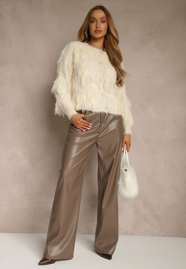 Renee - Beżowy Kardigan w Eleganckim Stylu z Imitacją Piór i Perłowymi Guzikami Nessea. Kolor: beżowy. Materiał: satyna, jeans. Styl: elegancki