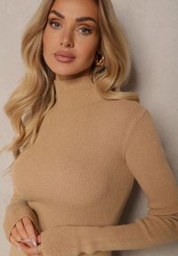 Renee - Ciemnobeżowa Prążkowana Sukienka z Modalem i Wiskozą Ozdobiona Guzikami i Rozcięciem na Nogę emilina. Okazja: na spotkanie biznesowe. Kolor: beżowy. Materiał: wiskoza, prążkowany. Wzór: aplikacja. Styl: wizytowy, biznesowy, elegancki