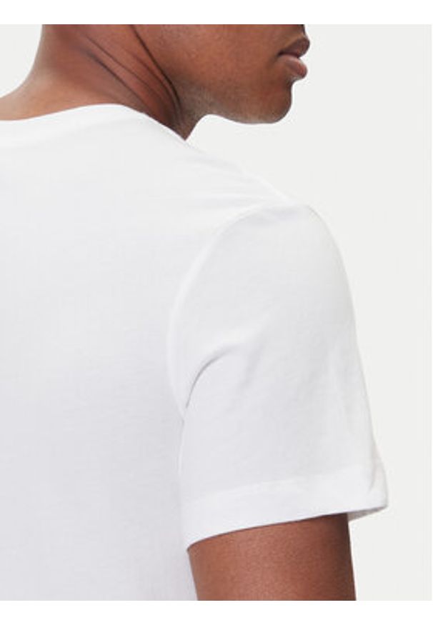 Nike T-Shirt CW5190 102 Biały Regular Fit. Kolor: biały. Materiał: syntetyk