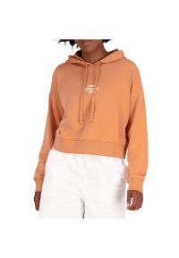 Bluza New Balance WT31509SEI - pomarańczowa. Typ kołnierza: kaptur. Kolor: pomarańczowy. Materiał: bawełna, dresówka, poliester, prążkowany. Długość: krótkie. Wzór: napisy