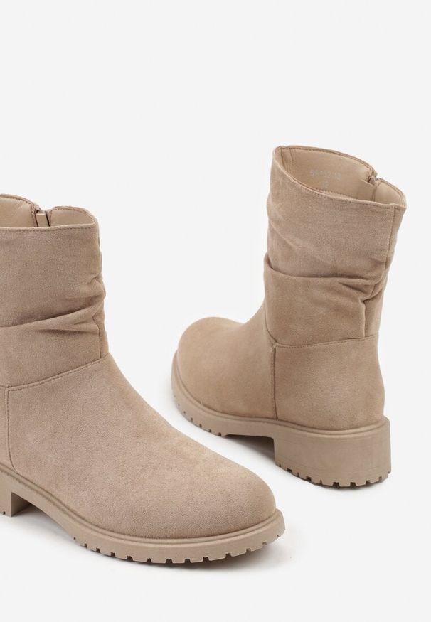 Born2be - Ciemnobeżowe Marszczone Botki do Kostki z Imitacji Zamszu Espinea. Okazja: na co dzień, na spotkanie biznesowe, do pracy. Kolor: beżowy. Materiał: zamsz. Styl: biznesowy, casual, elegancki