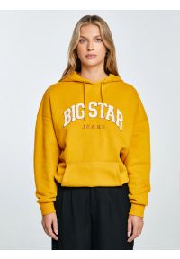 Big-Star - Bluza damska z kapturem z logo BIG STAR żółta Rubialsa 203. Okazja: na uczelnię, na spacer. Typ kołnierza: kaptur. Kolor: złoty. Materiał: dzianina, jeans. Wzór: aplikacja. Styl: klasyczny, elegancki #1