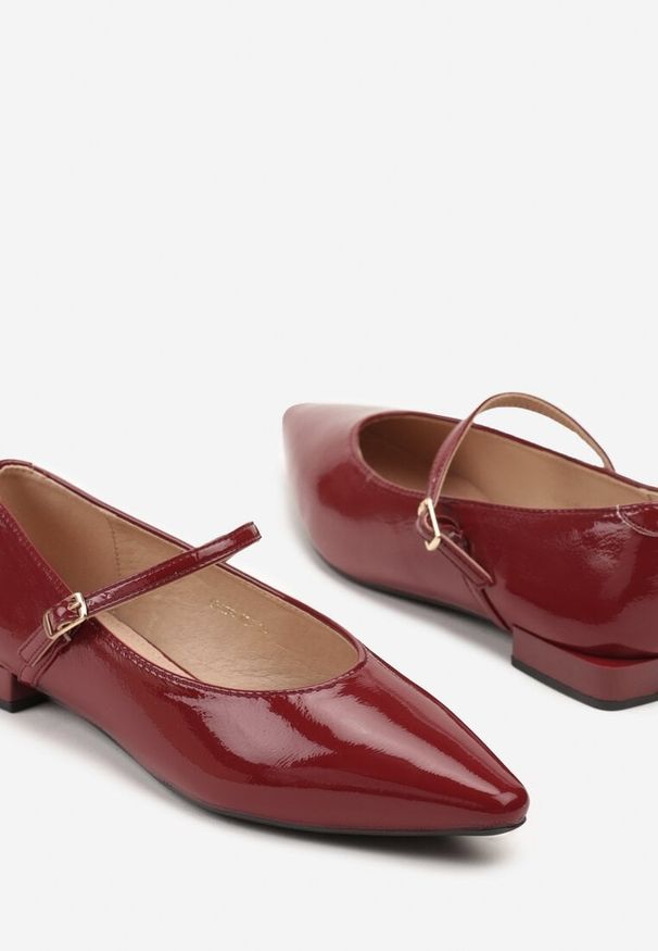 Renee - Bordowe Balerinki Mary Jane Vices z Geometrycznym Obcasem i Skórzaną Wkładką Vermene. Okazja: na randkę, na spacer. Zapięcie: pasek. Kolor: czerwony. Materiał: skóra. Wzór: geometria. Obcas: na obcasie. Wysokość obcasa: średni