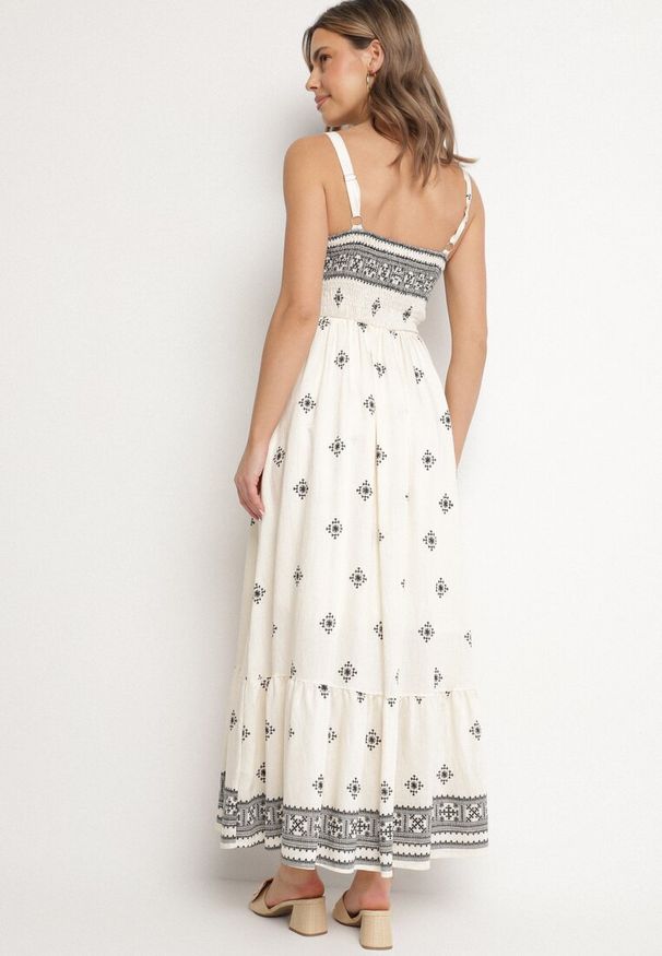 Born2be - Czarna Rozkloszowana Sukienka na Ramiączkach z Wiskozą w Etniczny Wzór Lealena. Okazja: na co dzień. Typ kołnierza: dekolt kwadratowy. Kolor: czarny. Materiał: wiskoza. Długość rękawa: na ramiączkach. Wzór: aplikacja. Typ sukienki: rozkloszowane. Styl: casual, elegancki