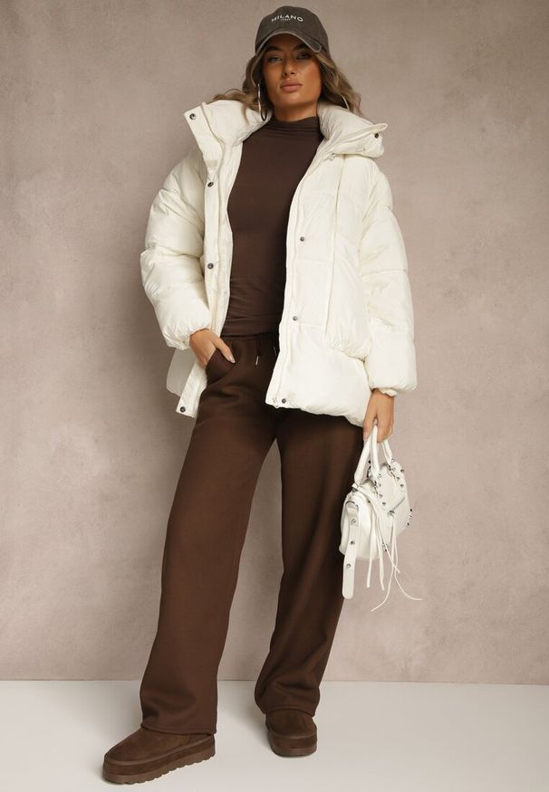 Renee - Biała Kurtka Oversize z Pikowanymi Przeszyciami i Kapturem Galeana. Okazja: na co dzień. Kolor: biały. Materiał: poliester, dzianina, zamsz, jeans. Sezon: zima. Styl: casual, elegancki