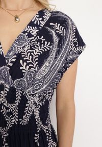 Born2be - Granatowa Sukienka z Gumką w Pasie i Kopertowym Dekoltem Pialica. Okazja: na co dzień. Typ kołnierza: dekolt kopertowy. Kolor: niebieski. Typ sukienki: kopertowe. Styl: casual, elegancki, sportowy #6