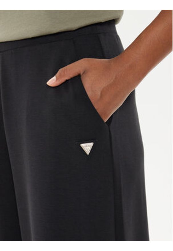 Guess Spodnie dresowe V4YB07 KCAY2 Czarny Relaxed Fit. Kolor: czarny. Materiał: syntetyk
