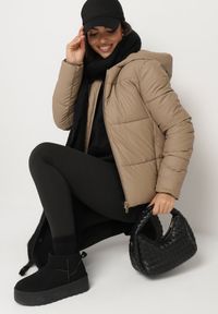 Born2be - Ciemnobeżowa Pikowana Kurtka o Prostym Kroju z Kapturem i Kieszeniami Leolea. Okazja: na co dzień, na spacer. Typ kołnierza: kaptur. Kolor: beżowy. Materiał: jeans. Sezon: zima. Styl: casual #5
