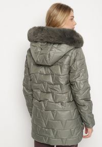 Born2be - Zielona Pikowana Kurtka z Kapturem z Futerkiem Azilma. Okazja: na co dzień, na spacer. Typ kołnierza: kaptur. Kolekcja: plus size. Kolor: zielony. Materiał: futro. Wzór: aplikacja. Styl: klasyczny, casual #3