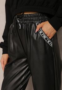 Renee - Czarne Spodnie z Imitacji Skóry z Gumką w Talii Kadni. Kolor: czarny. Materiał: polar #4