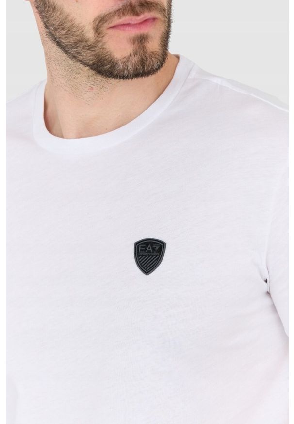 EA7 Emporio Armani - EA7 Biała koszulka męska z naszywką z logo, Rozmiar XXL. Kolor: biały. Wzór: aplikacja