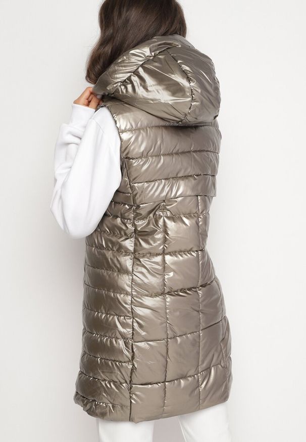 Born2be - Złota Kamizelka z Wypukłym Pikowaniem Kapturem i Lakierowanym Efektem Damess. Kolor: złoty. Materiał: lakier. Długość: długie. Wzór: aplikacja