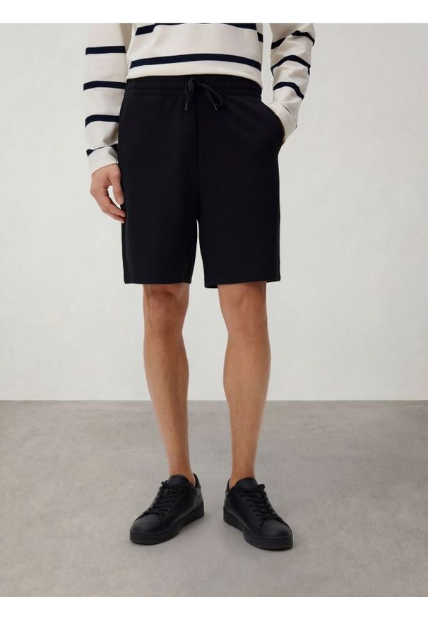 Reserved - Dresowe szorty regular fit - czarny. Kolor: czarny. Materiał: dresówka