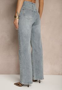Renee - Jasnoniebieskie Jeansy High Waist o Szerokim Kroju Peiva. Okazja: na co dzień. Stan: podwyższony. Kolor: niebieski. Wzór: aplikacja. Styl: klasyczny, elegancki, casual