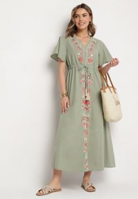 Born2be - Zielona Bawełniana Sukienka Boho o Rozkloszowanym Kroju z Haftem i Frędzlami Modixa. Okazja: na co dzień. Typ kołnierza: dekolt w serek. Kolor: zielony. Materiał: bawełna. Długość rękawa: krótki rękaw. Wzór: haft. Typ sukienki: rozkloszowane. Styl: boho #7