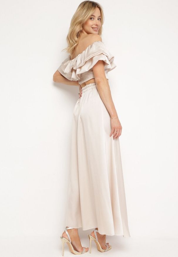 Born2be - Beżowy Komplet z Bluzką Hiszpanką z Falbankami i Spódnicą z Długim Rozcięciem na Boku Cevana. Kolor: beżowy. Materiał: materiał. Wzór: aplikacja