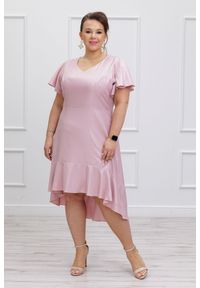 Moda Size Plus Iwanek - Asymetryczna sukienka Nila z falbanami na wesele w kolorze pudrowego różu PLUS SIZE. Okazja: na ślub cywilny, na wesele. Typ kołnierza: dekolt w kształcie V. Kolekcja: plus size. Kolor: różowy. Materiał: tkanina. Typ sukienki: asymetryczne, dla puszystych. Styl: elegancki