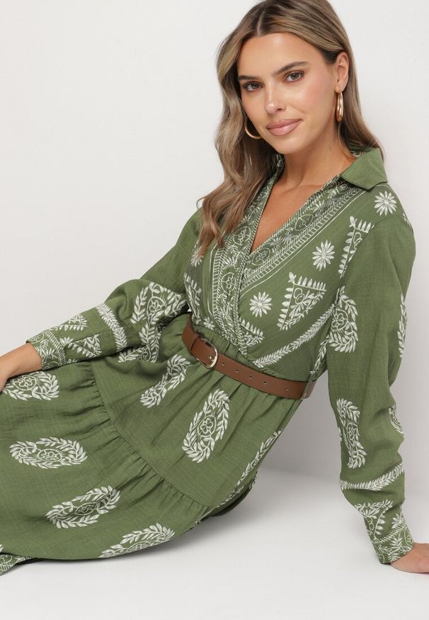 Born2be - Zielona Kopertowa Rozkloszowana Sukienka z Wiskozą w Etniczny Wzór z Paskiem Mirizia. Okazja: na co dzień. Kolor: zielony. Materiał: wiskoza. Typ sukienki: kopertowe. Styl: casual