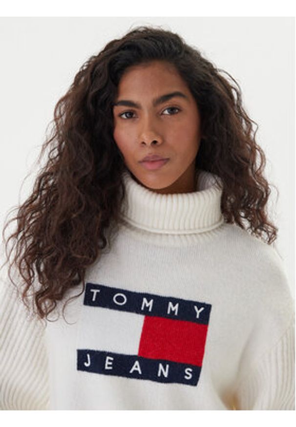 Tommy Jeans Golf Flag DW0DW22108 Écru Relaxed Fit. Typ kołnierza: golf. Materiał: syntetyk