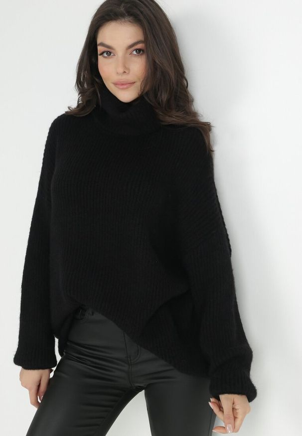 Born2be - Czarny Golf Oversize Out Of This World. Okazja: na co dzień, na spacer. Typ kołnierza: golf. Kolor: czarny. Materiał: skóra, wiskoza, jeans. Styl: klasyczny, casual