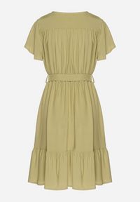 Born2be - Zielona Wiskozowa Sukienka z Kopertowym Dekoltem i Paskiem Aurenelle. Okazja: na co dzień. Typ kołnierza: dekolt kopertowy. Kolor: zielony. Materiał: wiskoza. Długość rękawa: krótki rękaw. Sezon: wiosna, lato. Typ sukienki: kopertowe. Styl: casual #7