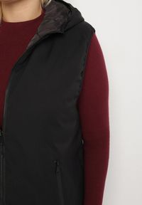 Born2be - Czarna Dwustronna Kamizelka z Kapturem Zdobiona Pikowanymi Przeszyciami Tuliona. Okazja: na spacer. Typ kołnierza: kaptur. Kolekcja: plus size. Kolor: czarny. Materiał: jeans. Wzór: aplikacja. Styl: elegancki #7